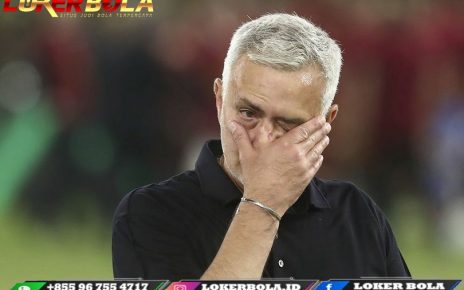 Sedih Usai Dipecat Jose Mourinho Tinggalkan AS Roma dengan Mata Sembab Menahan Tangis